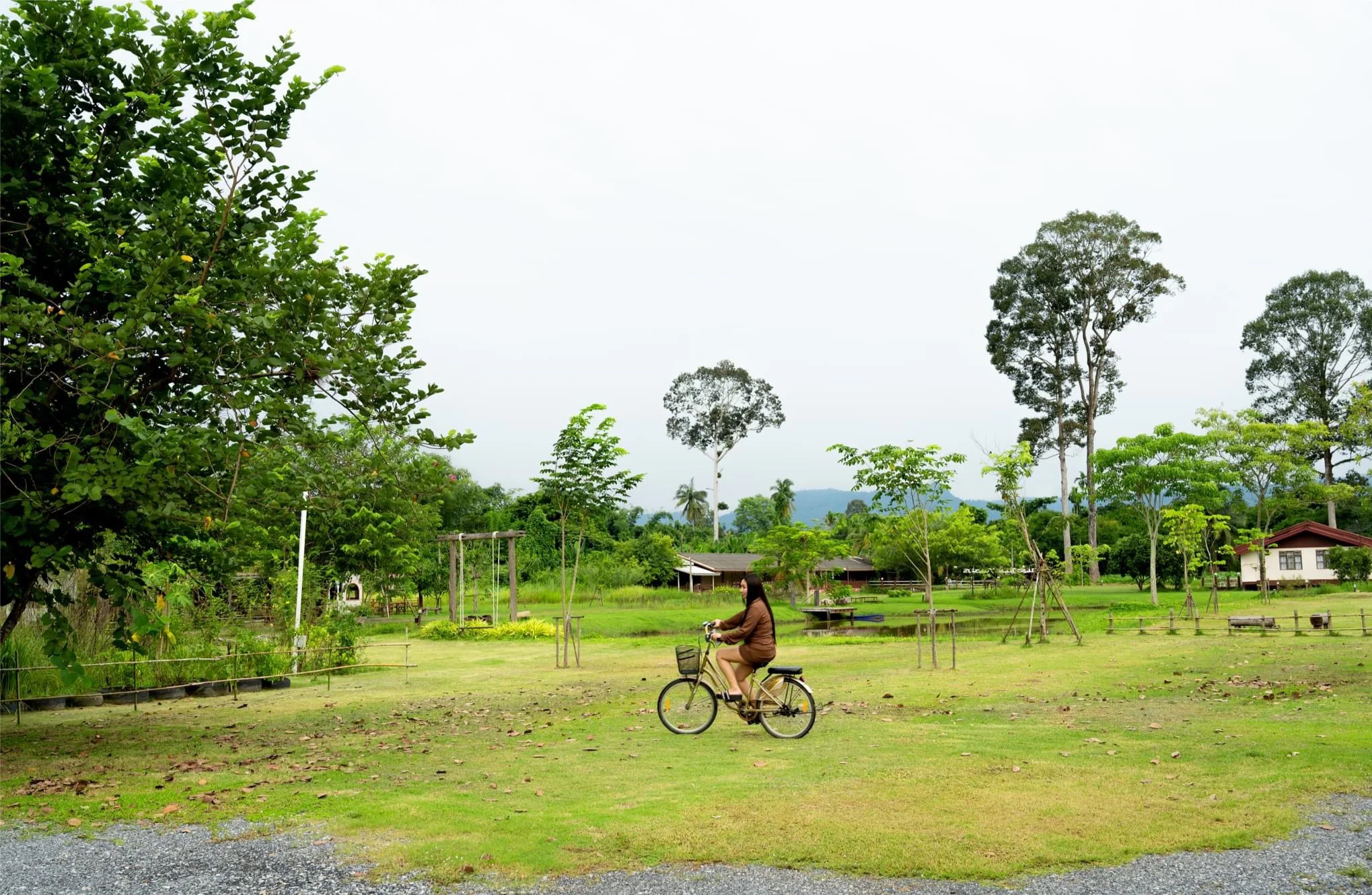 ปั่นจักรยานในสวนที่บ้านสวนสายสมร